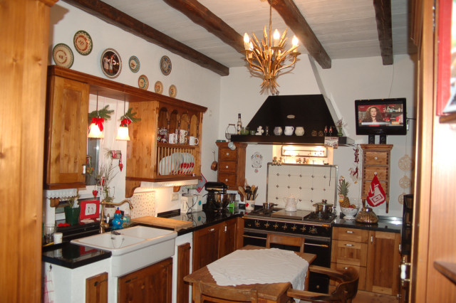 Küche mit rustikalen Holzbalken