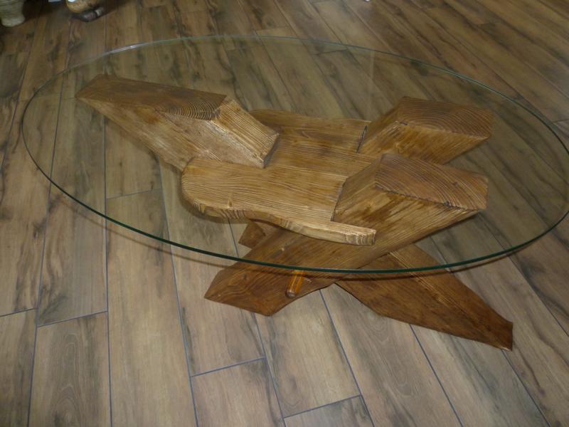 Holztisch aus rustikalen Balken - Handarbeit