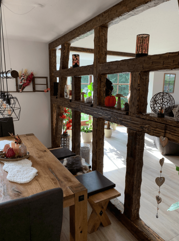 Raumteiler aus rustikalen Holzbalken - Esszimmer