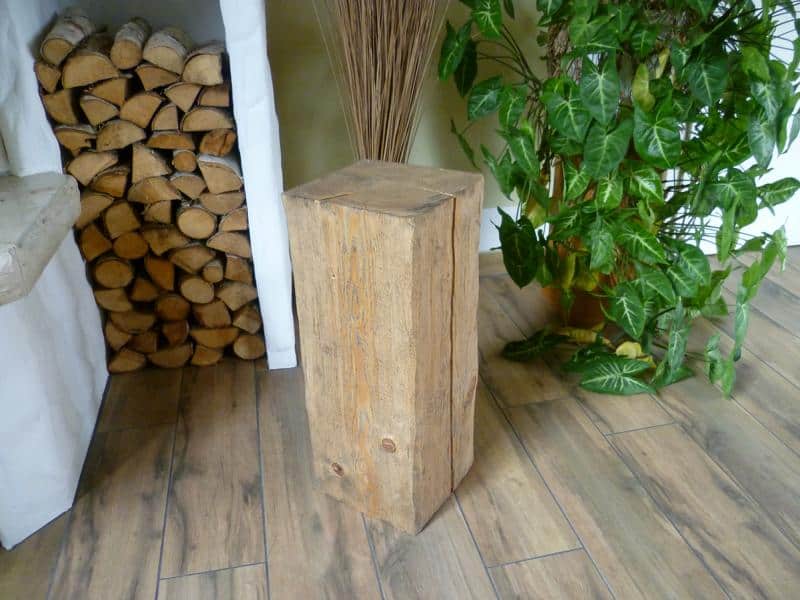 Handarbeit verarbeiteter Holzhocker