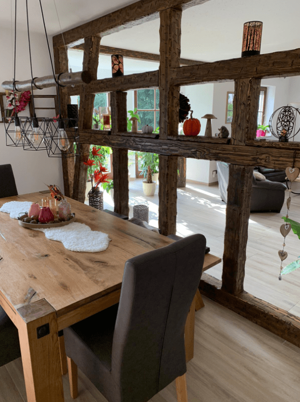 Raumteiler aus rustikalen Holzbalken