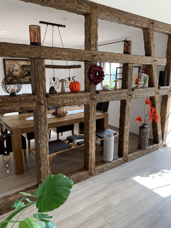 Raumteiler aus rustikalen Holzbalken - Regal